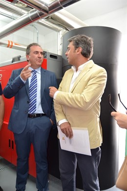 Prieto y Lorite junto a la nueva caldera