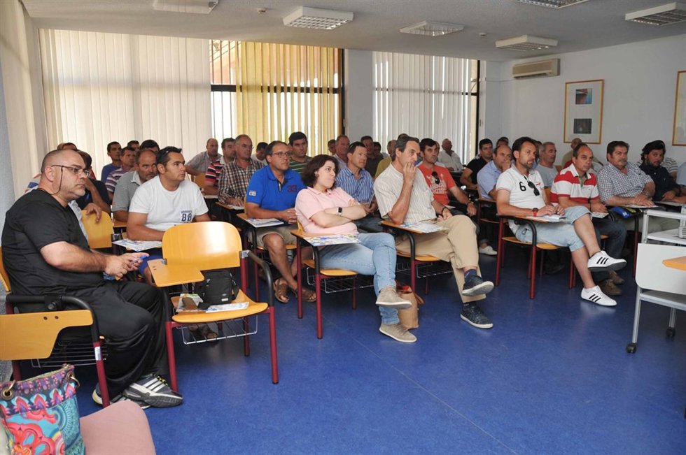 Los trabajadores asistentes a la primera sesión del curso