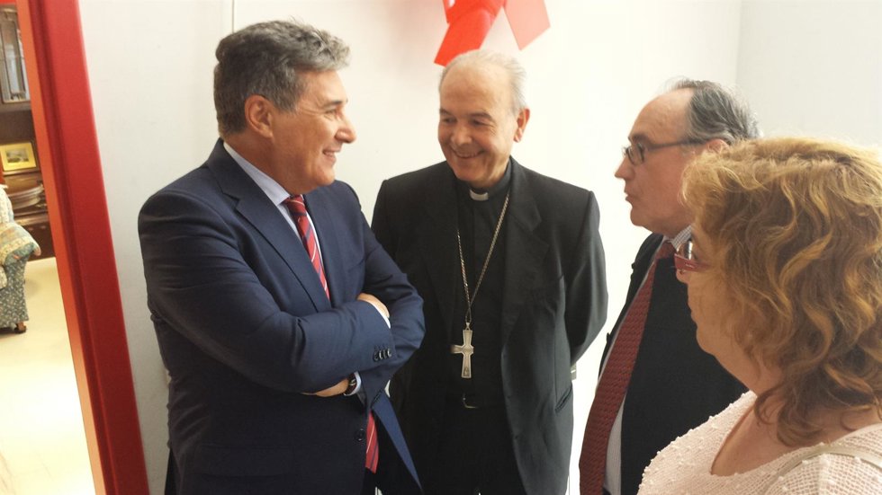 El consejero Ricardo Oliván visita las instalaciones de Cáritas en Monzón
