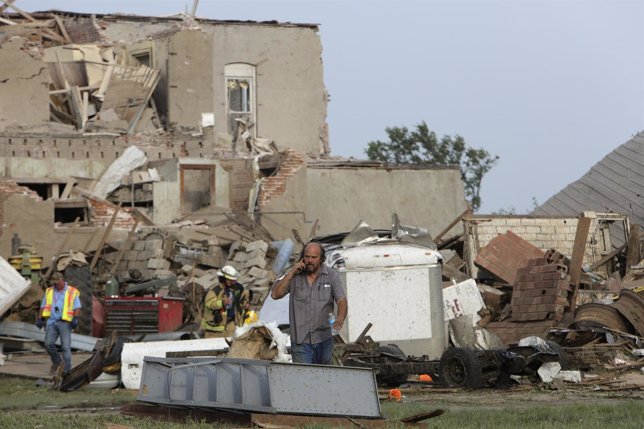 Un hombre frente a una casa destruida tras el tornado de Nebraska