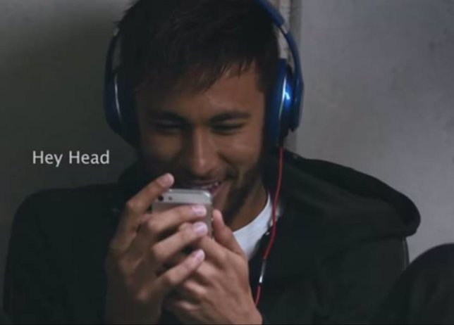 Neymar en un anuncio de los auriculares Beats.