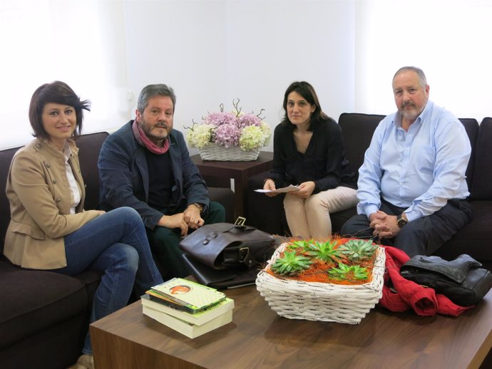 La alcaldesa de Torrelavega con representantes del sector de la peluquería