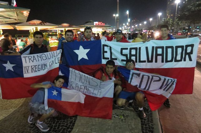 Aficionados chilenos en Rio de Janeiro la víspera del partido España - Chile. 