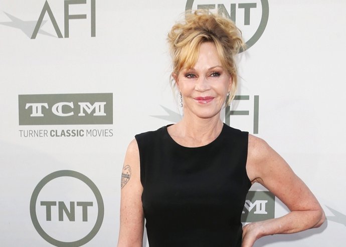 Melanie griffith se borra el tatuaje de antonio banderas