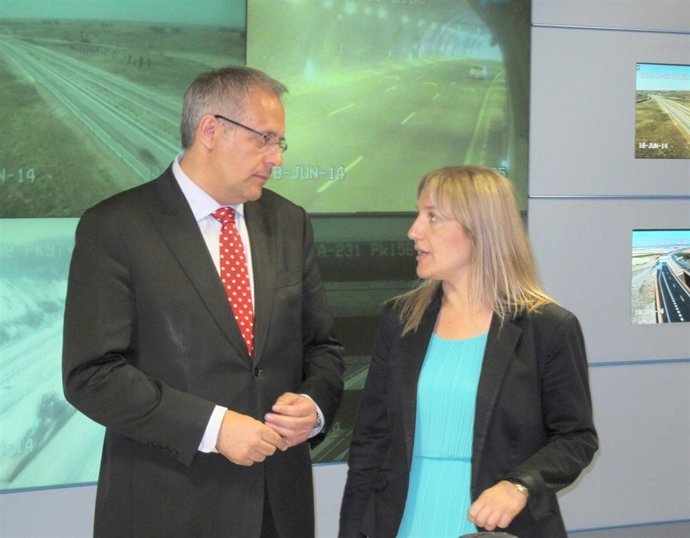 El subdelegado del Gobierno, Antonio Martínez, y la jefa provincial de Tráfico