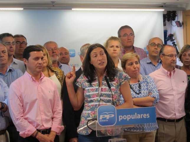 Loles López junto a alcaldes de Almería, en rueda de prensa