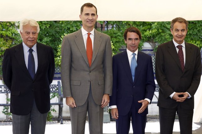 Don Felipe con los tres expresidentes del Gobierno