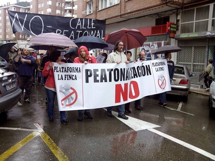 Manifestación en Camargo contra peatonalización de Eulogio Fdez y Constitución