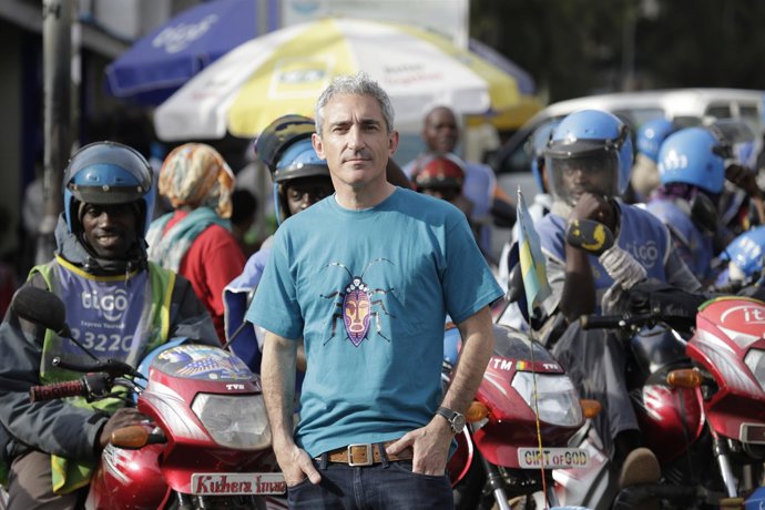 El periodista John Sistiaga con la camiseta diseñada junto con Kukuxumusu
