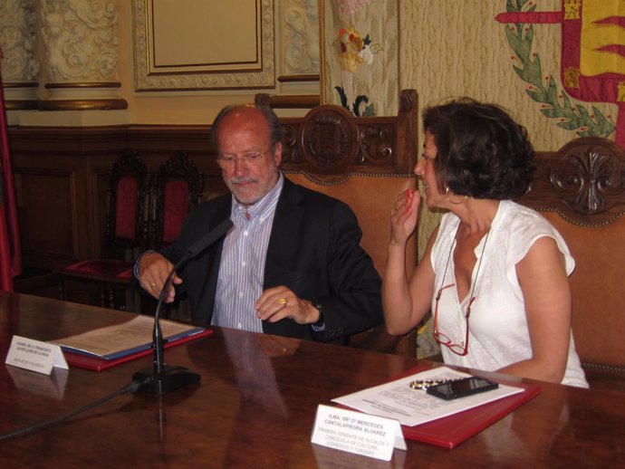 La concejal Mercedes Cantalapiedra habla con el alcalde de Valladolid