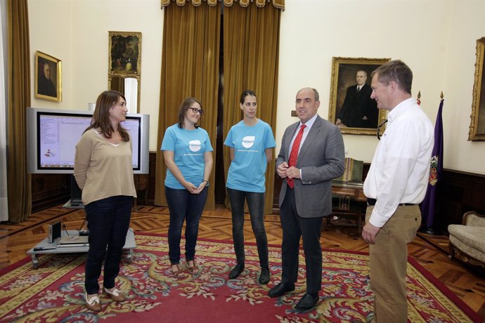 Hernández (2D) junto a las dos embajadoras