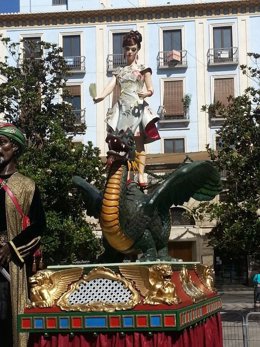 La Tarasca desfila por las calles de Granada