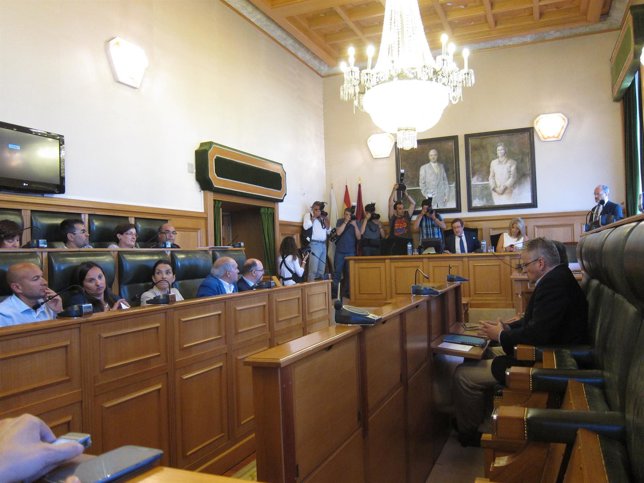 Pleno de Santiago en el que se formaliza la renuncia de ocho ediles