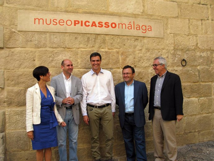 Pedro Sánchez del PSOE junto a Miguel Ángel Heredia y Conejo en el Museo Picasso