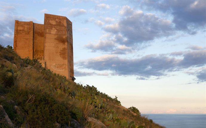 Intentan robar el sistema de iluminación de la Torre Octogonal  en Cullera