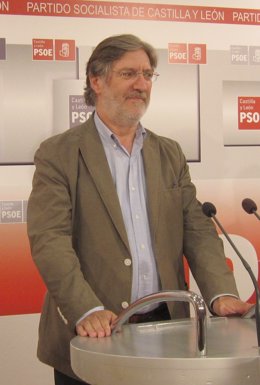 Pérez Tapias en la sede socialista de Castilla y León