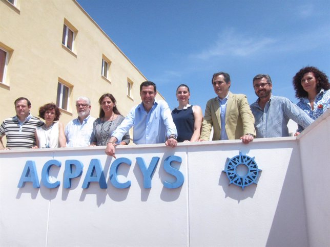 Juanma Moreno en su visita a Acpacys