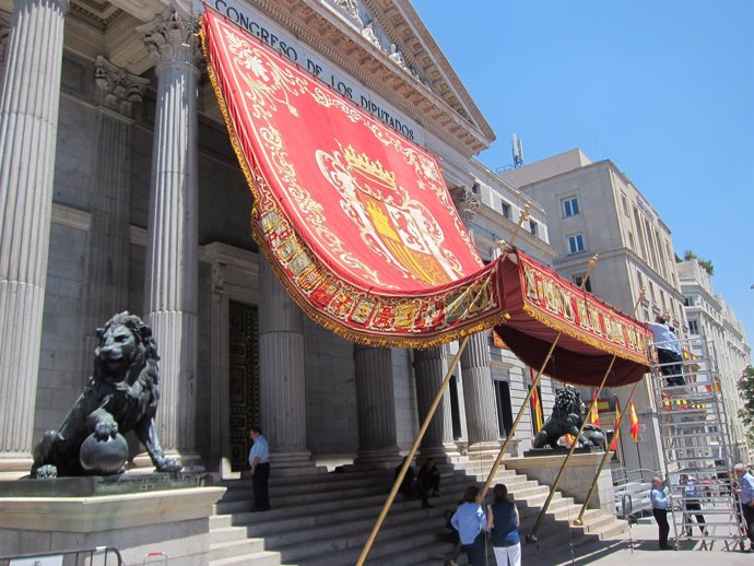 Colocación del dosel en el Congreso para la proclamación