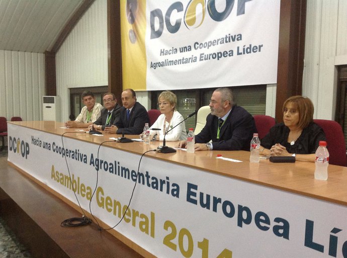 Víboras, en el centro, en la clausura de la asamblea general anual de Dcoop.