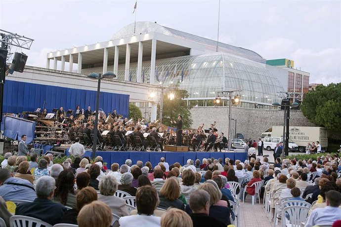 La Banda Municipal de Valencia actúa en los jardines del Palau.