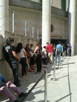 Cola de periodistas en el Senado esperando para acreditarse