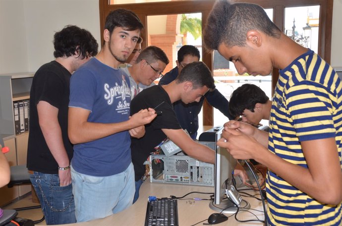 Alumnos de un PCPI de Palos hacen prácticas en el Ayto. 