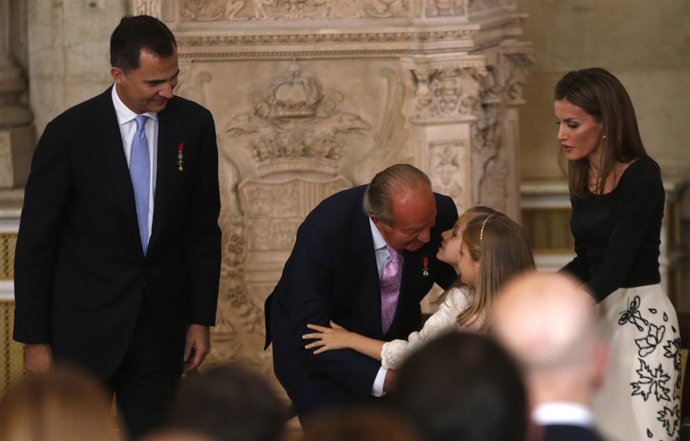 El Rey con la infanta Leonor