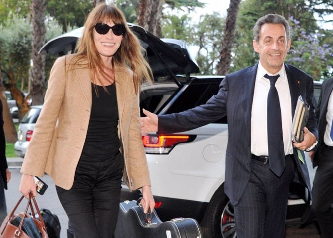 Carla Bruni y Sarkozy aterrizan en Barcelona