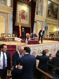 Diputados y senadores ocupan sus escaños en el Congreso y hacen fotos de los preparativos