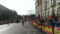 Rei.- Els primers curiosos van prenent posicions per veure els nous reis després de l'acte de proclamació
