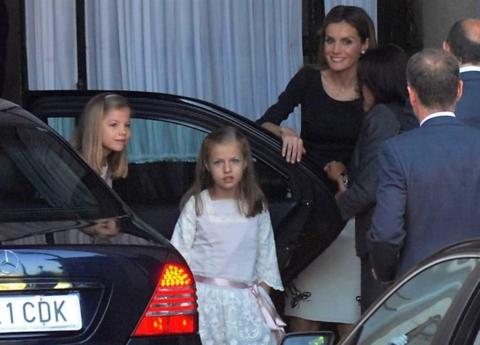Una sonriente Letizia alecciona a sus hijas