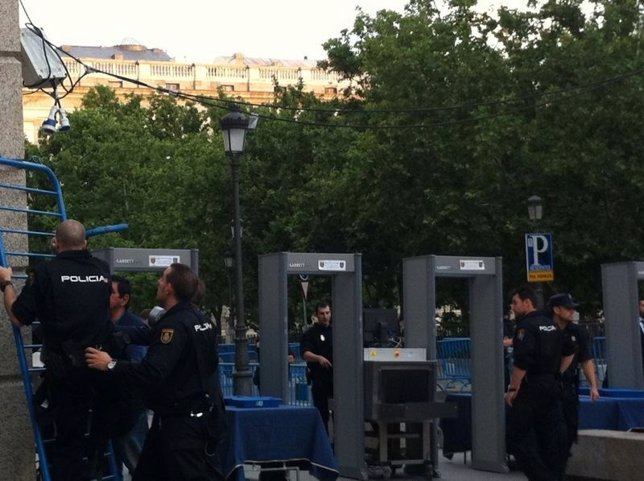 La Policía monta arcos de seguridad en la Plaza de Oriente