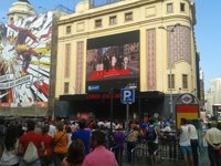 Las calles de Madrid se van llenando de ciudadanos con banderines a la espera del cortejo real