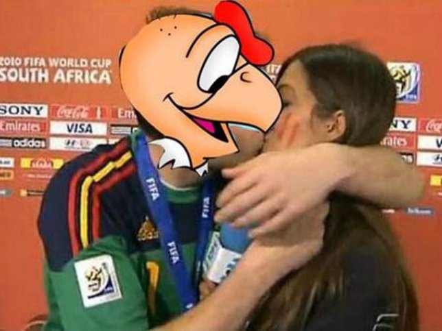 El beso a Sara Carbonero de Chile