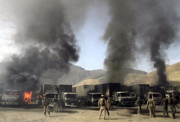 Atentado talibán contra camiones de suministro de la ISAF