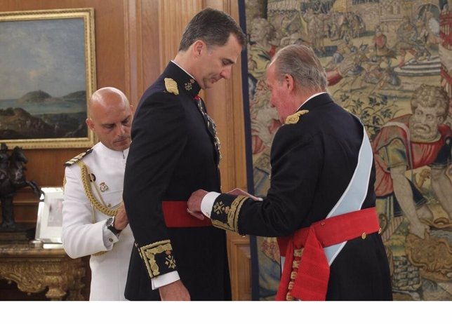 Don Juan Carlos impone el fajín de capitán general a Don Felipe
