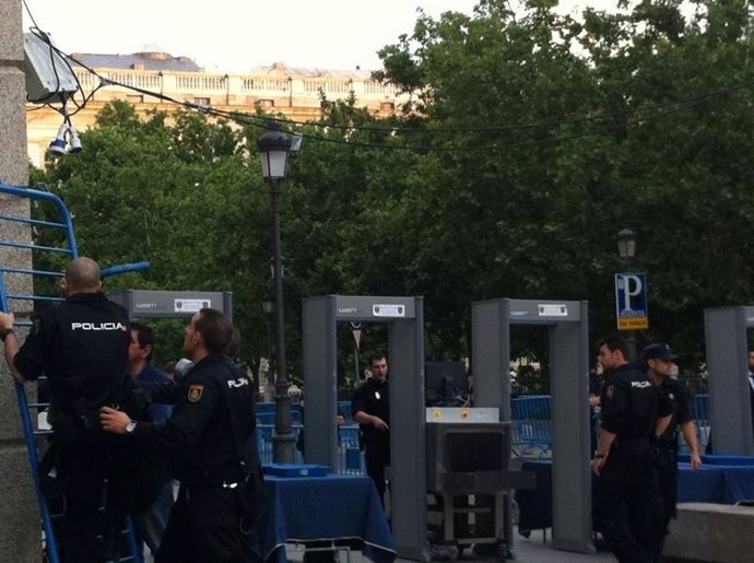La Policía monta arcos de seguridad en la Plaza de Oriente