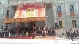 Los Reyes presidente el desfile militar tras la proclamación