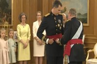 Felipe VI recibe de manos de su padre el fajín que le convierte en capitán general del Ejército