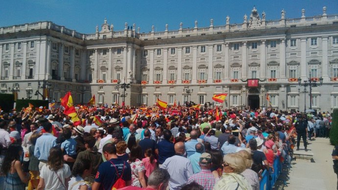 Público en la plaza de Oriente esperando el saludo de Felipe VI