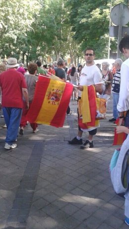 Un vendedor con banderas de España