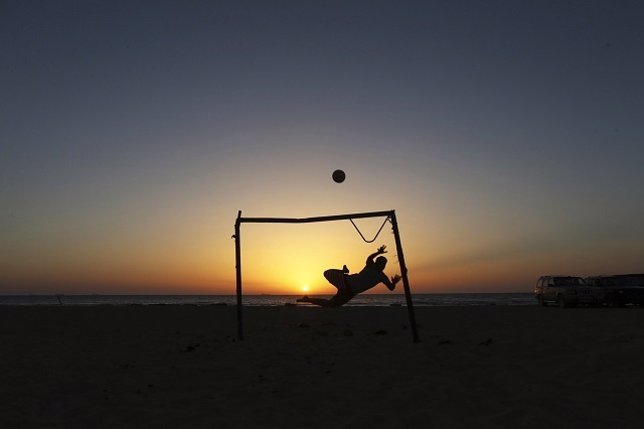 Jugando al fútbol en la playa en Benghazi