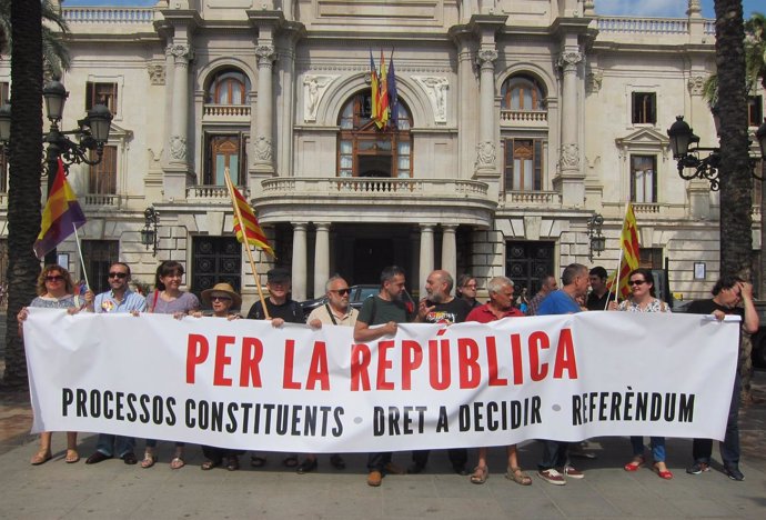 Personas se concentran por la república en Valencia