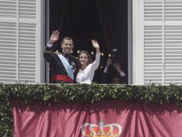 Los Reyes en el balcón del Palacio Real