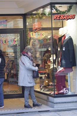 Gente de compras en Madrid -bolsas - zapatería - ropa - complementos