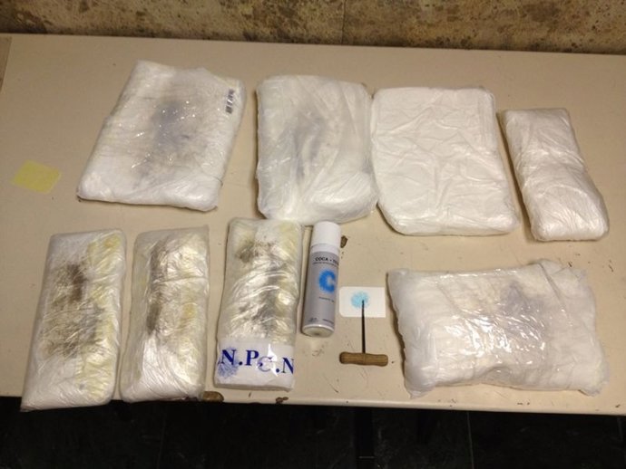 Seis kilos de cocaína intervenidos a una de las 'mulas'. 