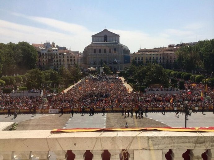 Ciudadanos congregados en la Plaza de Oriente