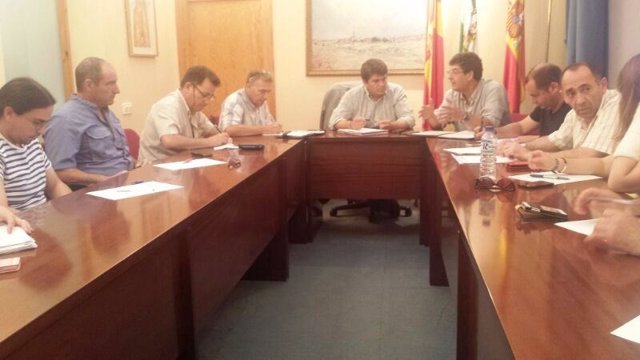 Diego Valderas con miembros de IU en Zalamea la Real. 