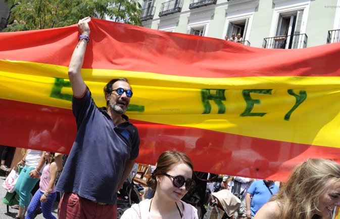 Jaime marichalar con bandera de españa gigante en proclamacion felipe vI