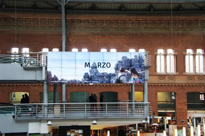 Campaña siempre cálida costa del sol en Atocha madrid turismo imagen spot anunci